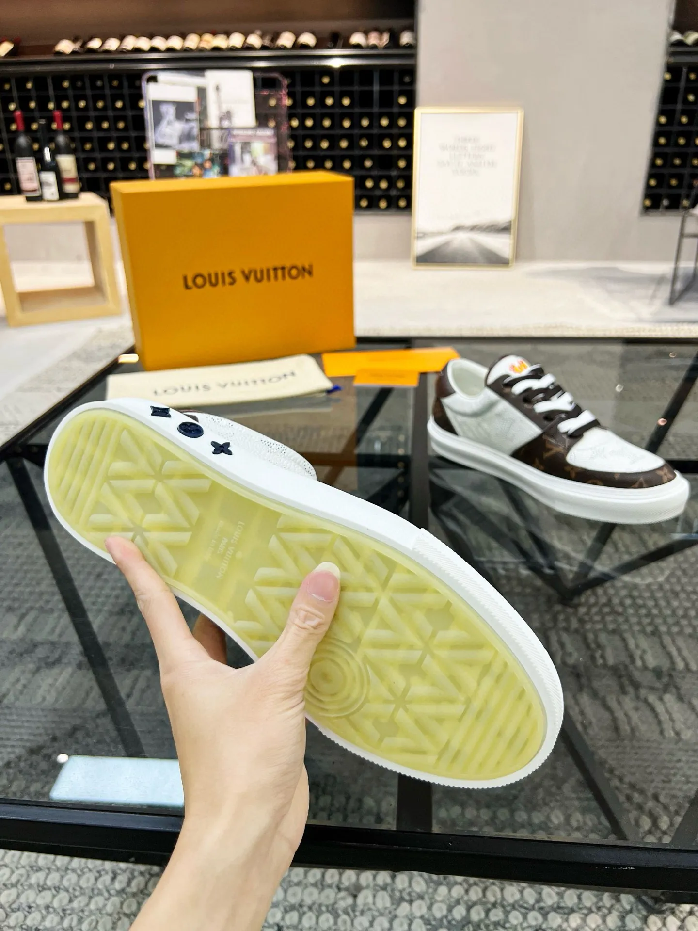 Factory price: 438💰LV top purchasing agent 🇮🇹 Lu Street Male God’s popular casual sneakers counter synchronized, uppers imported from Italy cowhide fabrics, colorful and complex handicrafts, imported water-dyed cowhide lining cowhide foot pads Soles: original soles specially provided by the factory, TPU exclusive movable molded soles super comfortable, original factory single goods, 🔍🔍high quality, you can enter and exit the counter at will, welcome to compare, code number 38-44 (45 can be ordered)
